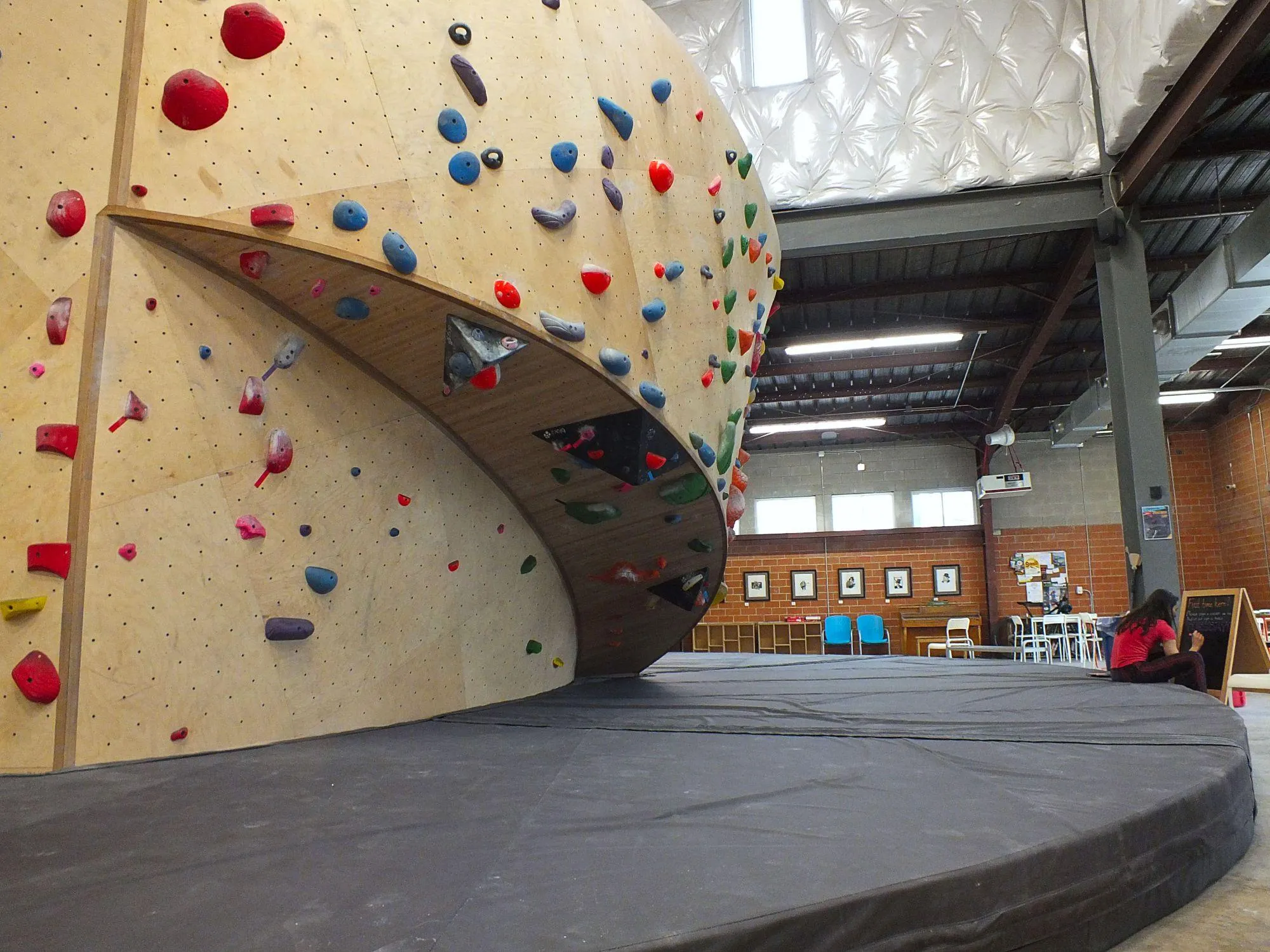 The "Dancer" wall was inspired by the waving skirt of a flamenco dancer and features the smooth curve of Vertical Solutions' ARC Wall system.