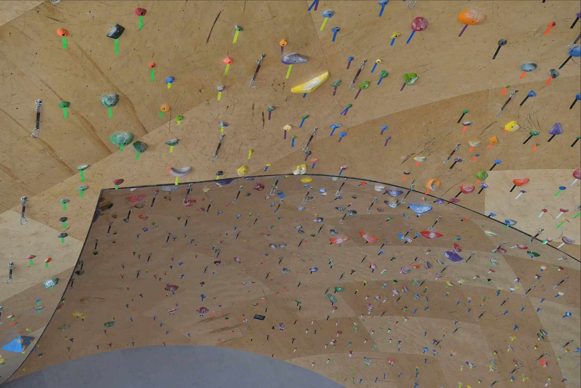 A good detail image showing how flowing and smooth the ARC walls at BKB gyms are in person. Edges and joints are put through lengthy inspection, and treated with obsessive detail.

