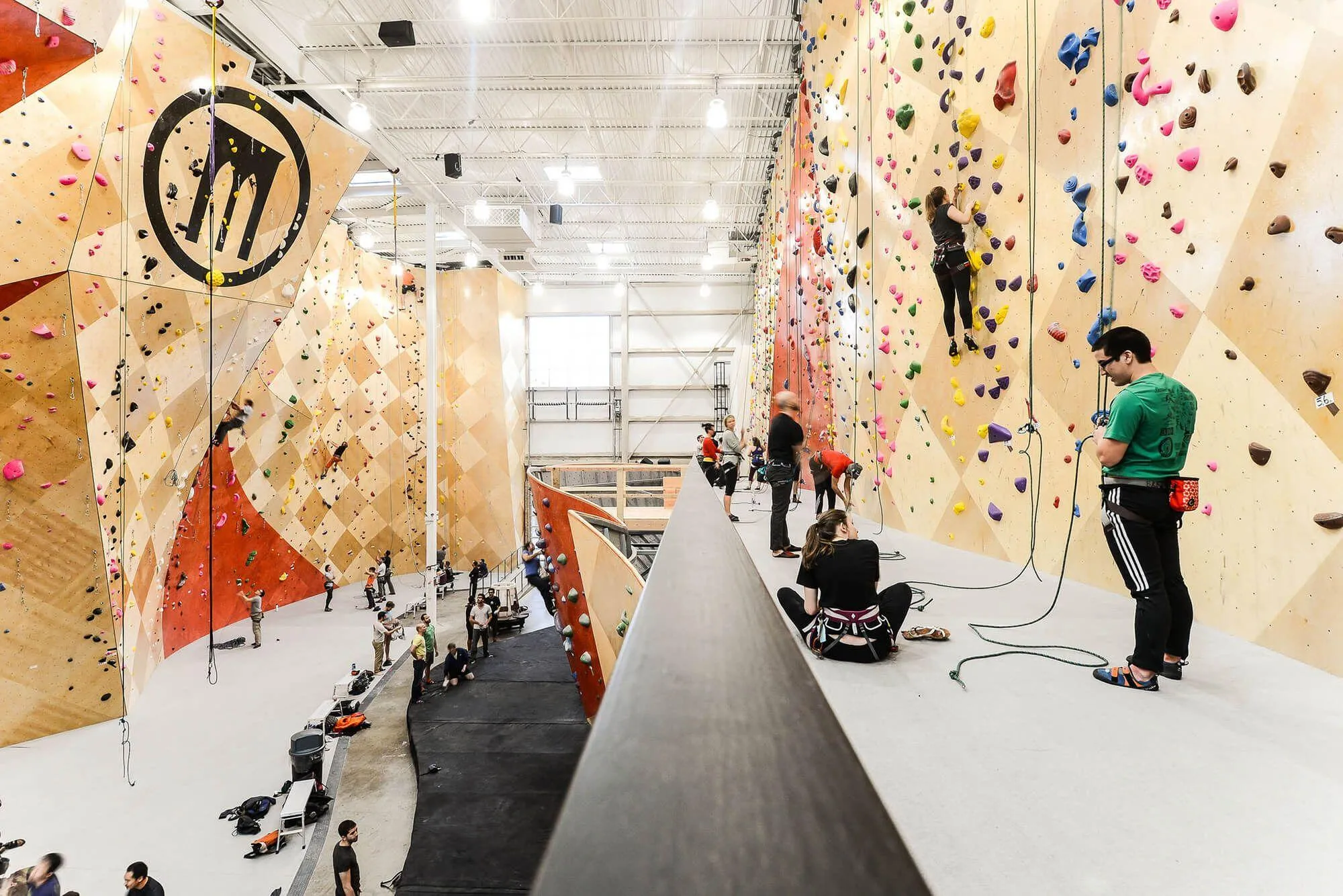 One really unique aspect about BKB Chicago is how they integrate beginner climbers within the facility. Due to the incredibly tall walls, BKB had the opportunity to design a rope-climbing mezzanine level which is right in the middle of all the action. Typically beginner areas are quarantined off in a gym, creating more of an intimidating relationship between climber and climbing areas. Not here. Just another reason why BKB is community-driven. 
