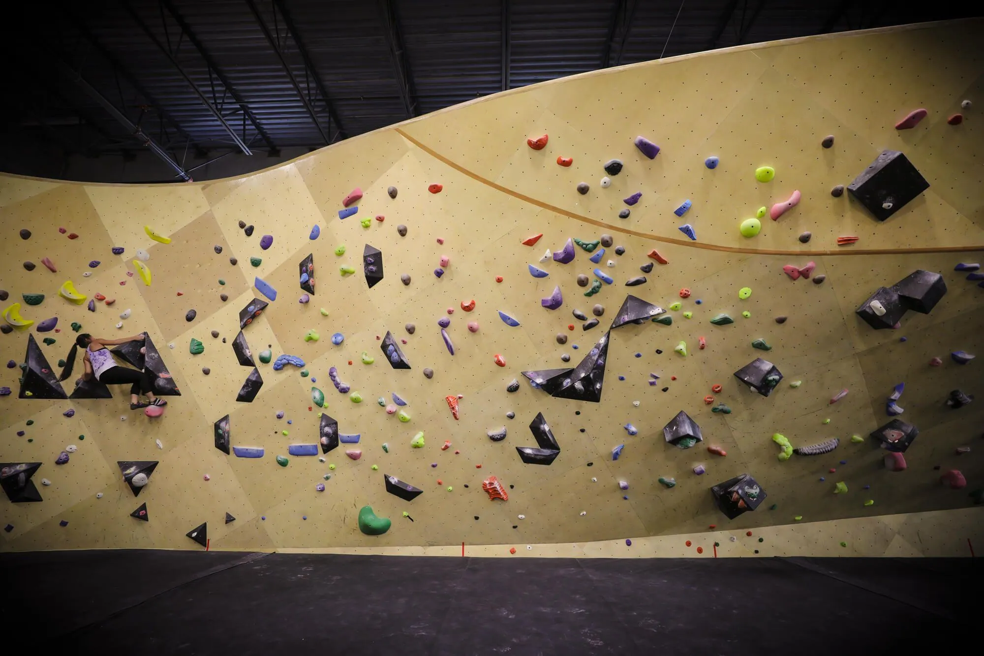 The Vertical Solutions approach to your indoor climbing walls and bouldering floors sees both systems consisting of ultra clean lines and consistent appearance. Walls seamlessly transition from one angle to another, and floors feature large seamless sections for a wrinkle-resistant surface.
