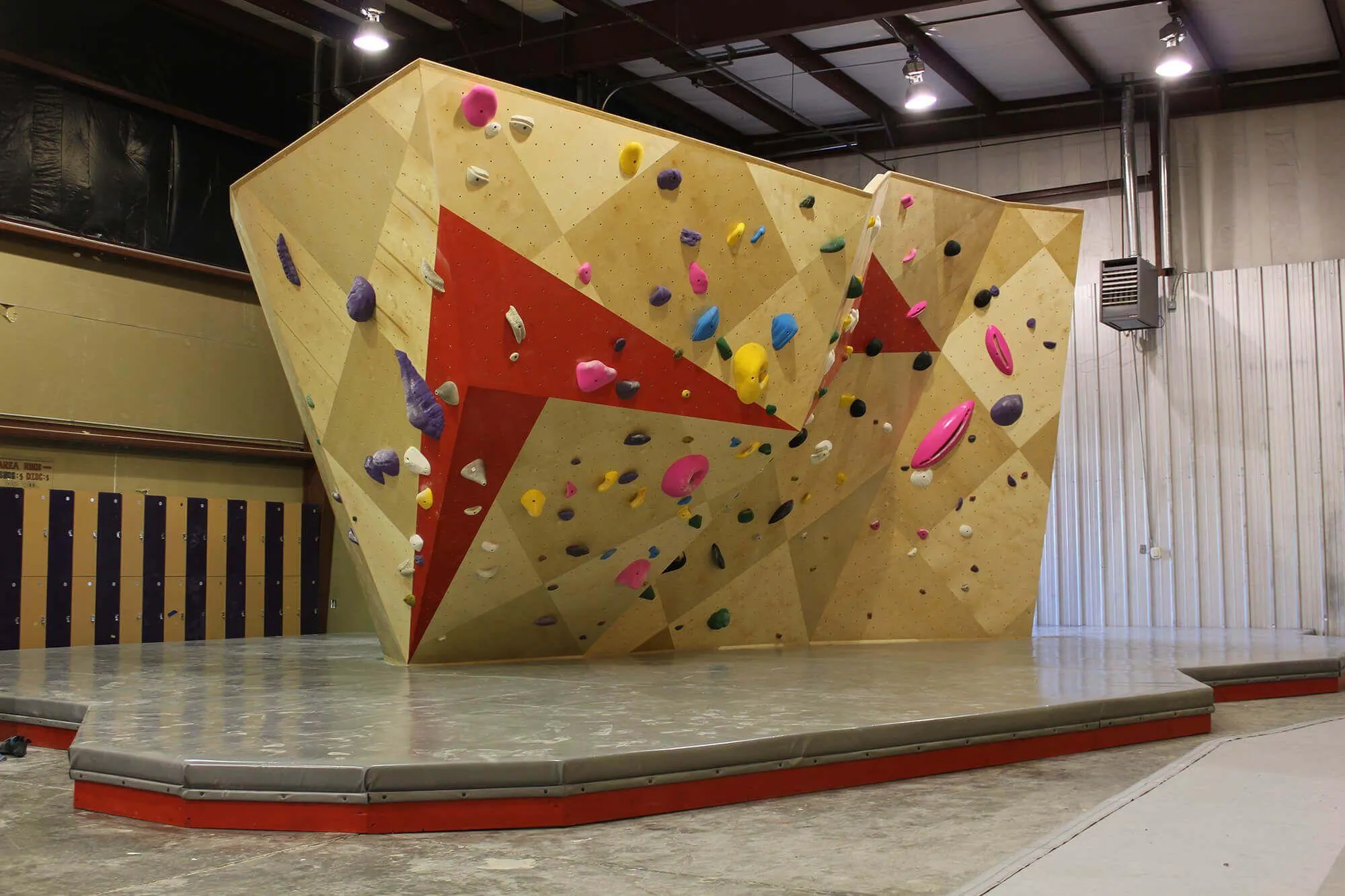 A separate bouldering wall/island is alongside the roped climbing area. The owners chose MLM construction for both approaches, opting for the ease and simplicity in which the design could be manufactured and customized to their liking.
