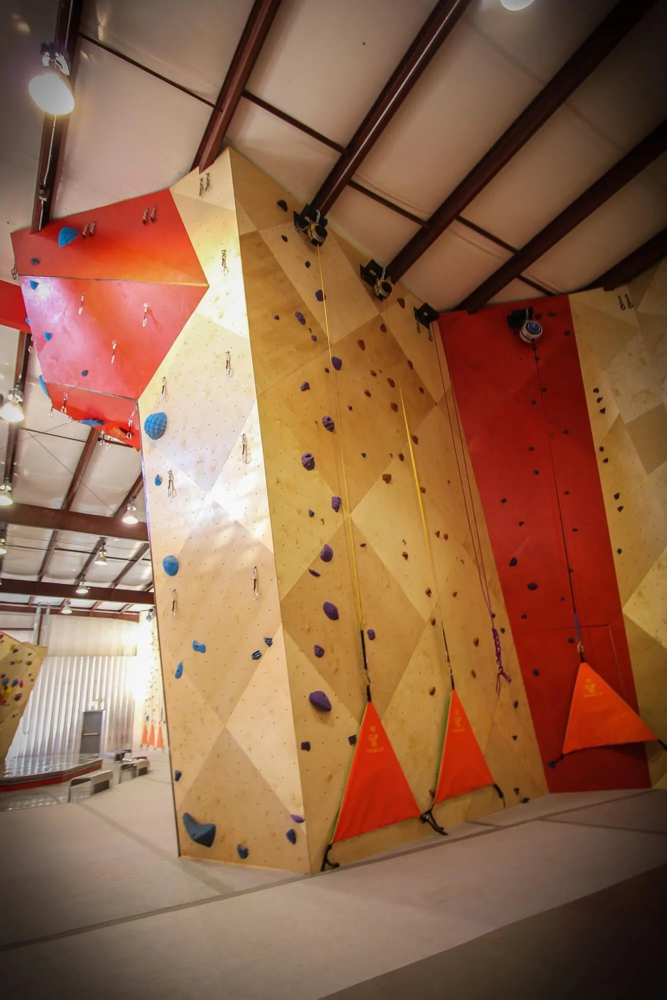 The owners wanted a full-length area for kids to be introduced to rope climbing so they continued with the MLM climbing wall design to add a simple feature behind the expert lead climbing area to accommodate this initiative.

