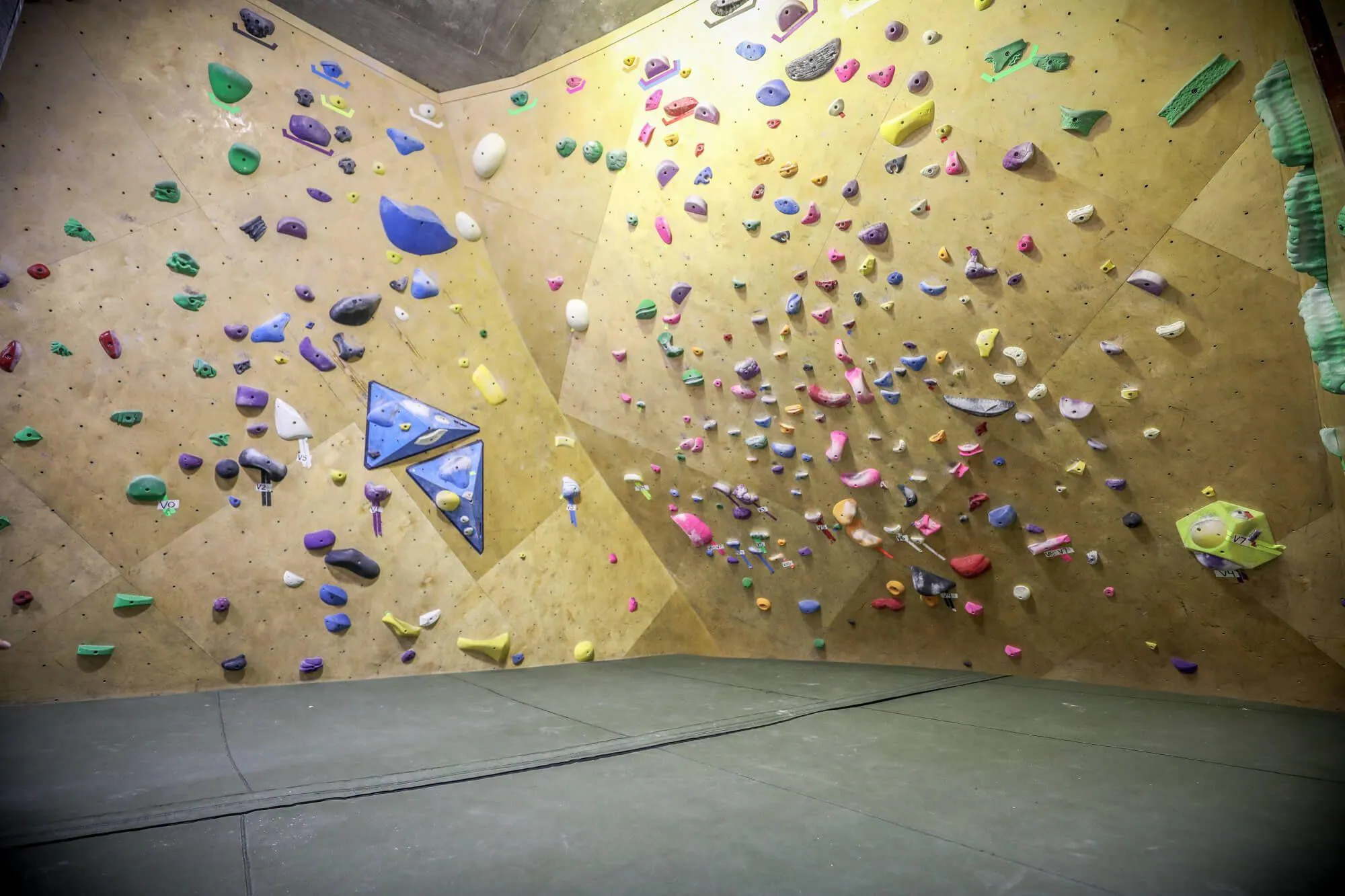 While unassuming from this picture, this ARC wall cave is not to be taken lightly, coming in at over 45 degrees throughout and seamlessly transitioning to the adjoining wall.
