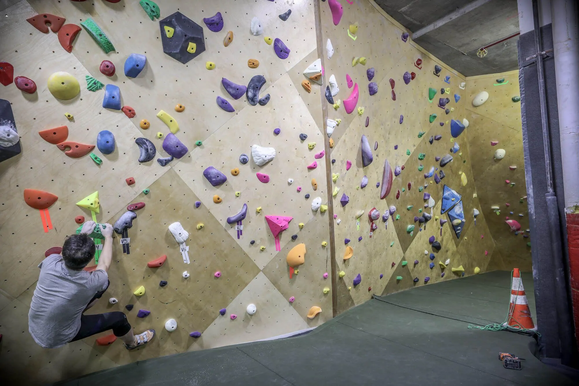 From top to bottom, Vertical Solutions worked with the owner of SRB to maximize wall space around existing building structure and supporting elements, to maintain safe fall zones throughout.
