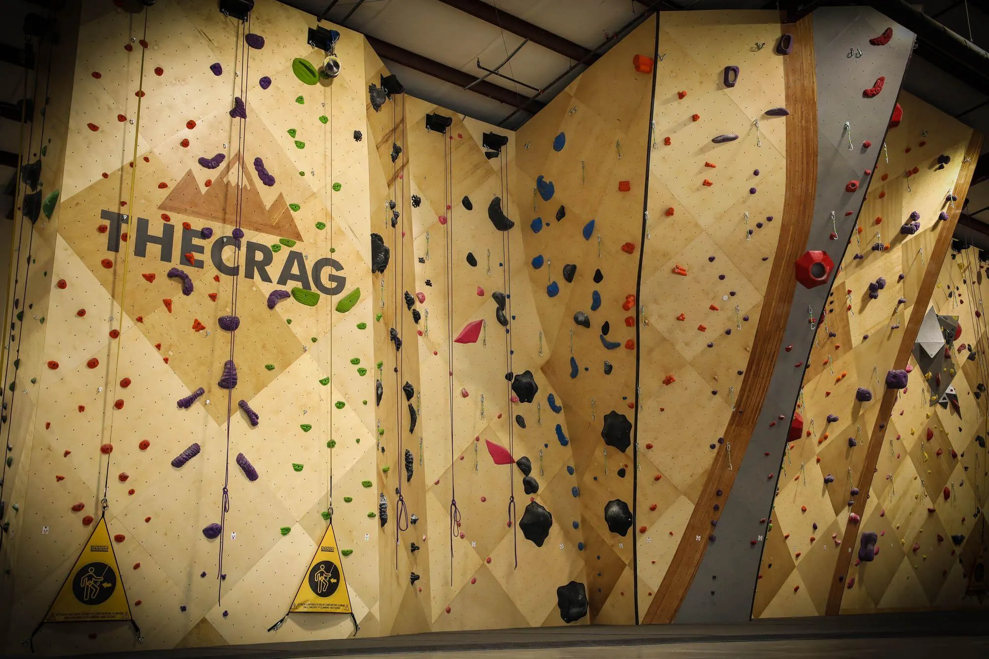 This gym's design focused on reducing any potential for overcrowding, so throughout the faculty you won't see a lot of routes topping out at the same bar/bolts.