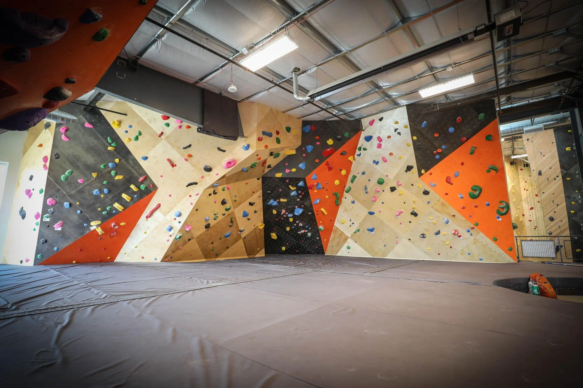 Alas, one of the bouldering areas upstairs given equal attention to detail as the route areas. Tons of light which is a theme throughout the facility, and more than enough space even during peak times.

